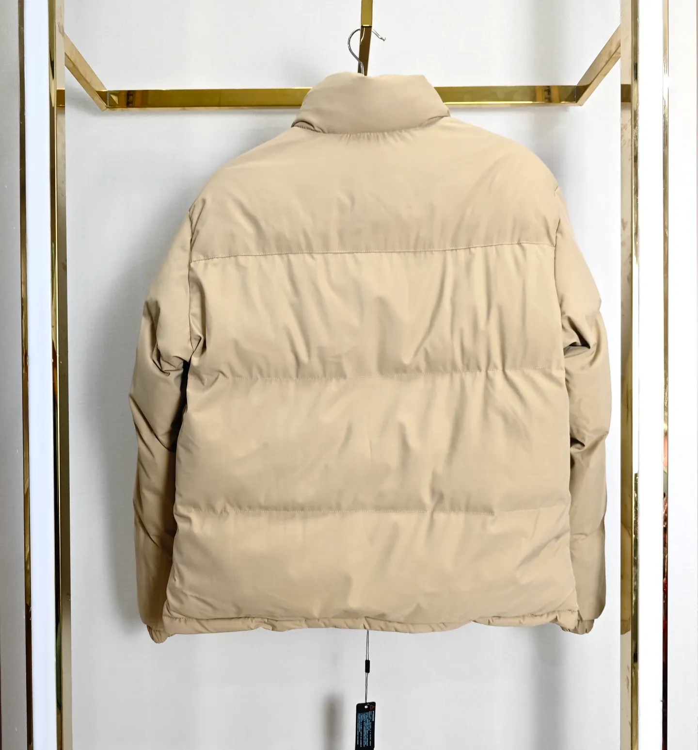 P340 (Front view) Stone Island Double-sided thickened Orly velvet embroidered cotton jacket. Color: black, army green, khaki, navy blue. Double-sided thickened Orly velvet. Thicker than most on the market. The reverse side is made of fine grained Orly velvet, double-sided design! Two clothes for one! Double the warmth! In addition, it has been treated with anti-static treatment, so it does not shed lint or stick to hair! The texture is quite good! Very high quality! Thousands of stitches of embroidery on the chest add a sense of design to the entire dress! The stand-up collar design makes the upper body look more energetic! It fits the neck very well and has better thermal insulation effect! Both the cuffs, hem and lining are all hemmed! Exquisite workmanship! More durable and less likely to deform! Pattern correction! Every detail is in place! The upper body effect is amazing, very firm! And it hides the flesh very well and makes you look slim! You can match it with whatever you want!